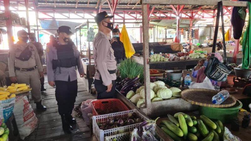 Patroli gabungan Kegiatan Rutin Yang Ditingkatkan (KRYD) bertajuk tim Yustisi ke Pasar Saik Kuala Pembuang di Kabupaten Seruyan, Selasa, (24/08/2021).