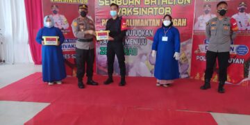 Kapolda Kalteng Serahkan Tali Asih ke Tim Vaksinasi Batalyon Vaksinator