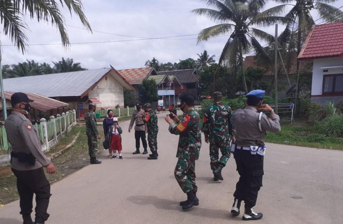 Personil Polsek Seruyan Tengah bersama Satpol PP, Koramil serta instansi terkait menggelar Operasi Yustisi Protokol Kesehatan, Jum'at (24/09/2021). Foto : Tbn