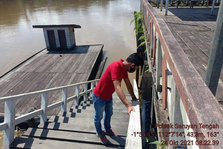 Personel Polsek Seruyan Tengah memantau debit air di Sungai Seruyan