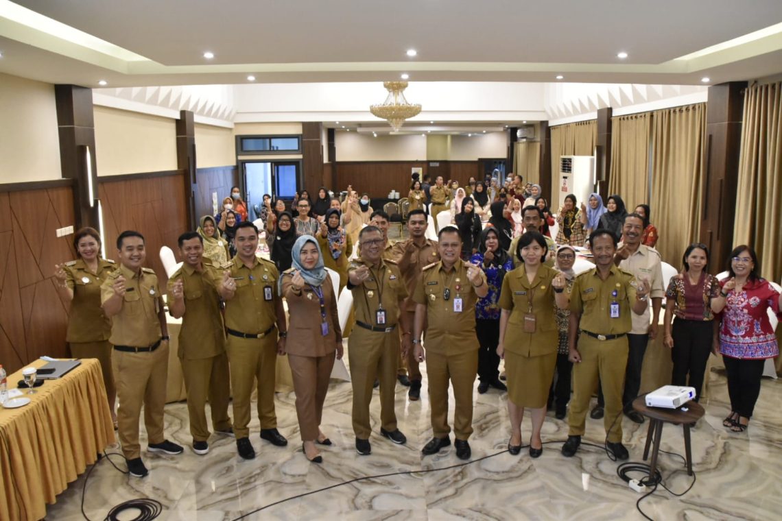 Asisten Pemerintahan dan Kesejahteraan Rakyat Setda Prov. Kalteng Katma F. Dirun saat membuka pelatihan