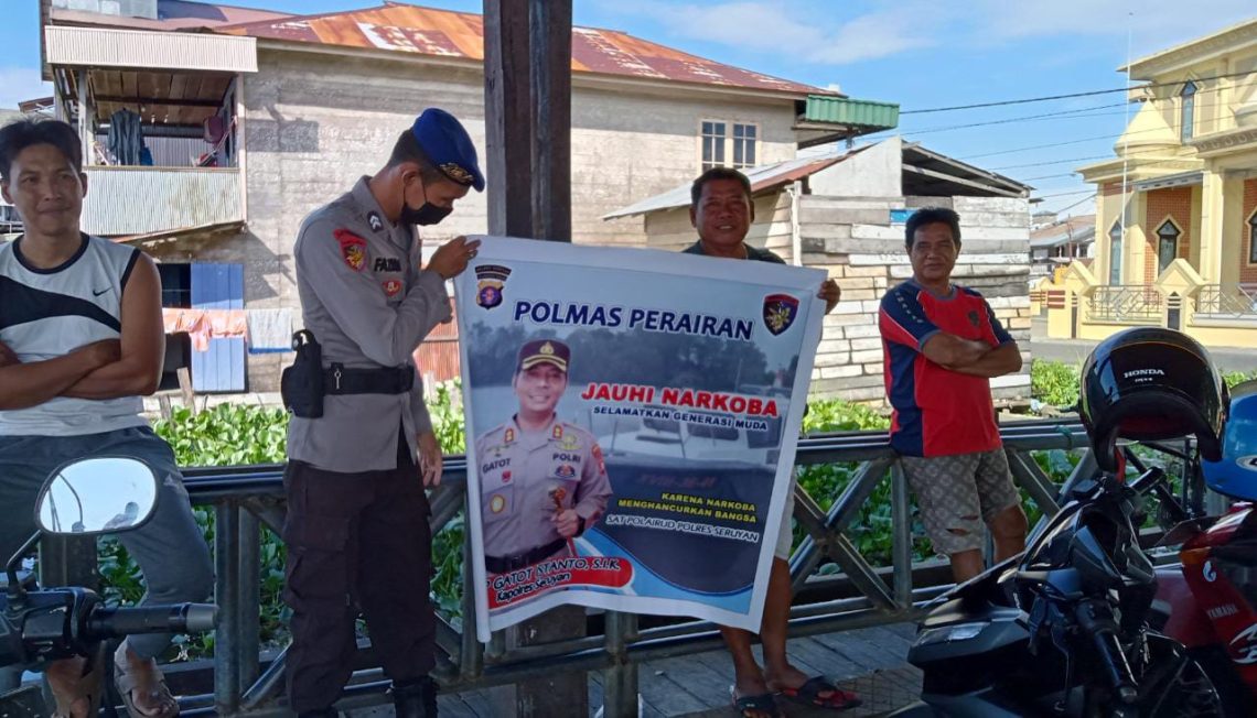 Satpolairud Polres Seruyan mengunjungi kapal yang berlabuh di Pelabuhan KP3 Kuala Pembuang untuk menjauhi narkoba, Senin (24/10/2022). Foto : Tbn