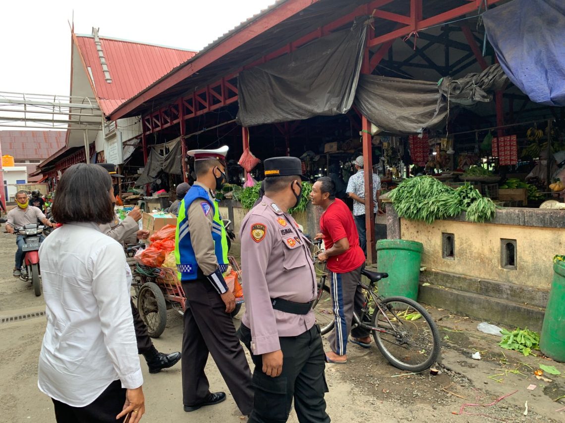 Personil gabungan Polres Seruyan jajaran Polda Kalteng, melaksanakan pendisiplinan terhadap protokel kesehatan (Prokes) kepada masyarakat Kuala Pembuang secara rutin dengan melaksanakan giat Operasi Yustisi, Senin (24/10/2022) Pagi. Foto : Tbn