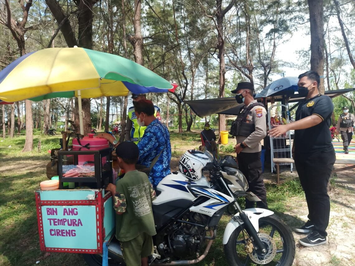 Personil Gabungan Polres Seruyan, Polda Kalteng, dalam rangka Pendisiplinan terhadap masyarakat polres seruyan rutin laksanakan giat operasi yustisi, Minggu (24/10/2021). Foto : Tbn