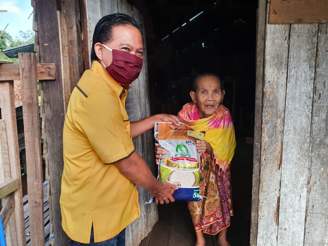 Algrin Gasan, S.Hut turun langsung memperhatikan warga ditengah pandemi, kesulitan ekonomi masyarakat Kapuas. Foto : Lg