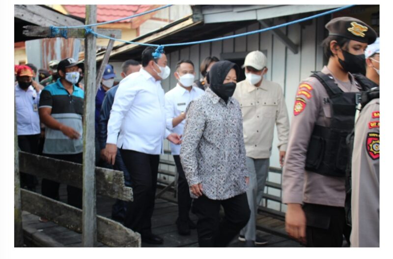 Mensos didampingi Wagub kalteng saat meninjau kondisi banjir di Komplek Flamboyan Bawah Palangka Raya, Rabu (24/11/2021). Foto : Ist