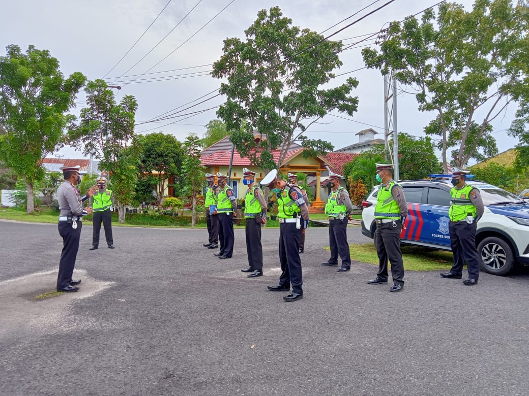 Personil Sat Lantas Polres Seruyan,  menurunkan personelnya melaksanakan pengaturan lalu lintas di jalan-jalan dalam Kota Kuala Pembuang, Senin (25/1/2021) pagi. Foto : Tbn