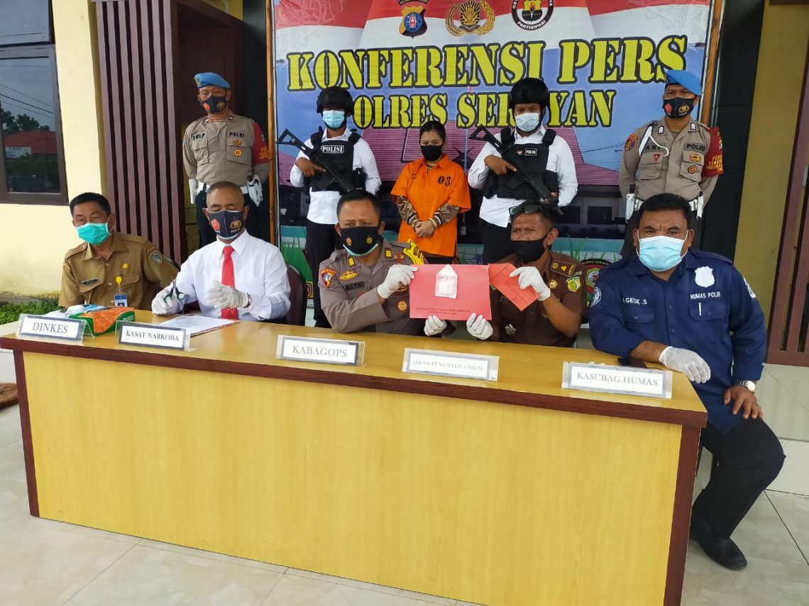 Satresnarkoba Polres Seruyan Polda Kalteng gelar konferensi pers pemusnahan barang bukti sebanyak 3 bungkus plastik klip bening yang diduga berisikan Narkotika Golongan I jenis Shabu dengan berat Bersih/Netto 9,54 gram di Gedung Utama Polres Seruyan, Senin (25/1/21). Foto : Tbn