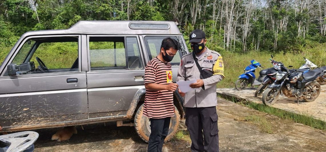 Anggota Polsek Seruyan Hulu Polres Seruyan Polda Kalteng melaksanakan penyebaran Maklumat Kapolda Kalteng tentang larangan membakar hutan dan lahan. Foto : Tbn