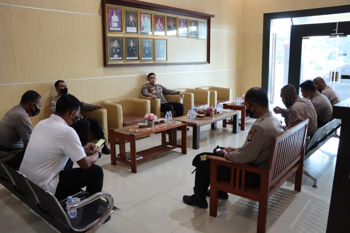 Kapolres Seruyan AKBP Bayu Wicaksono, S.H., S.I.K., M.Si. mengadakan kegiatan Coffee morning bersama PJU (Pejabat Utama) Polres Seruyan, Selasa (25/01/2022). Foto : Tbn