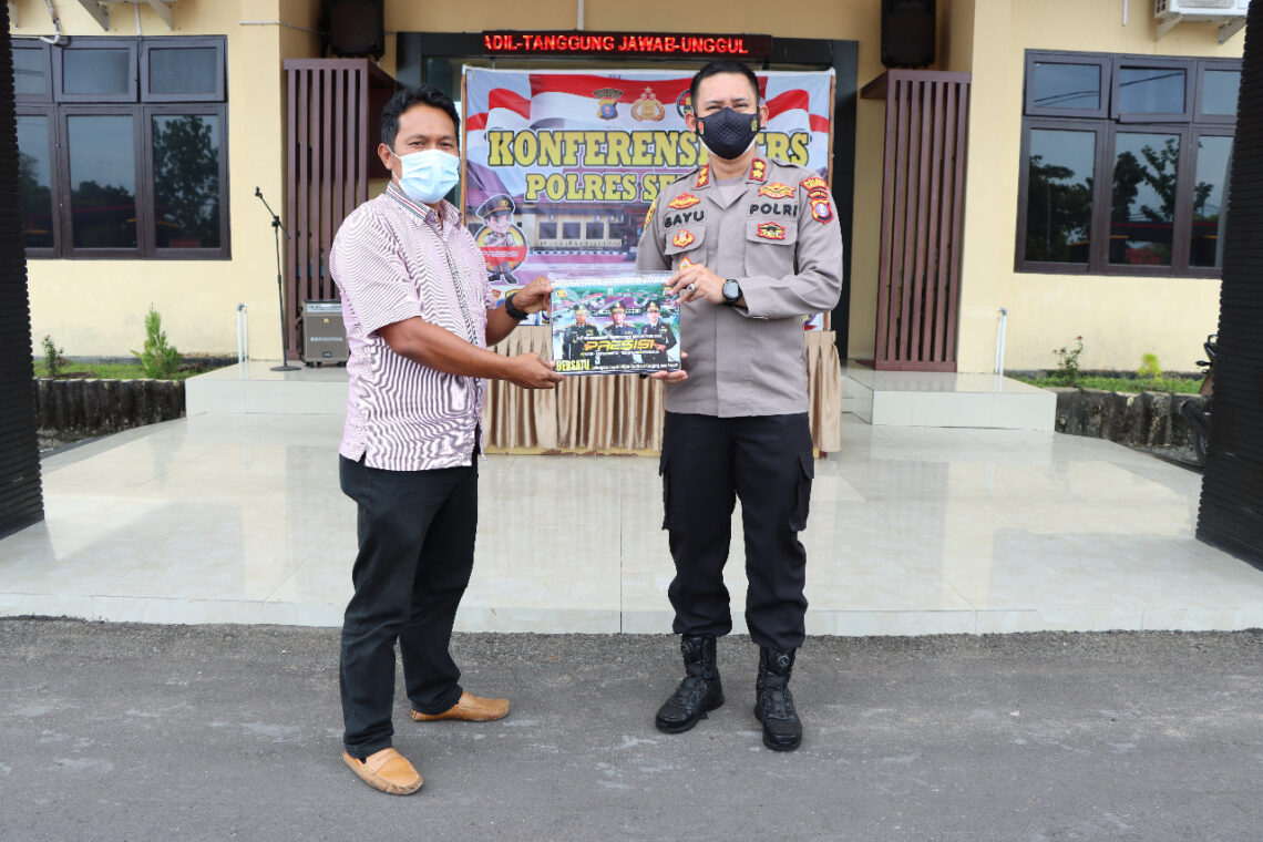 Kapolres Seruyan selesai menerima kunjungan dari Persatuan Wartawan Indonesia (PWI) Kabupaten Seruyan, menyerahkan kalender Polres Seruyan di halaman Mapolres Seruyan Jalan Ahmad Yani Kuala Pembuang Kecamatan Seruyan Hilir Kabupaten Seruyan, Selasa (25/01/2022). Foto : Tbn