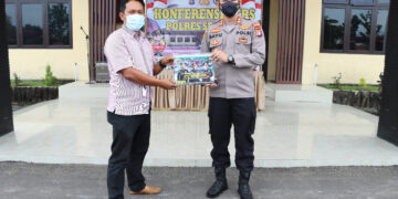 Kapolres Serahkan Kalender ke Ketua PWI Sebagai Upaya Perkuat Kemitraan