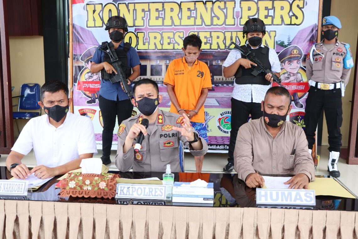 Kapolres Seruyan AKBP Bayu Wicaksono didampingi Kasat Resnarkoba Polres Seruyan Iptu Andri Wicaksono, S.Sos, dan Kasat Tahti Polres Seruyan Aiptu Ilham Syoleh Nasution, Selasa (25/01/2022). Foto : Tbn