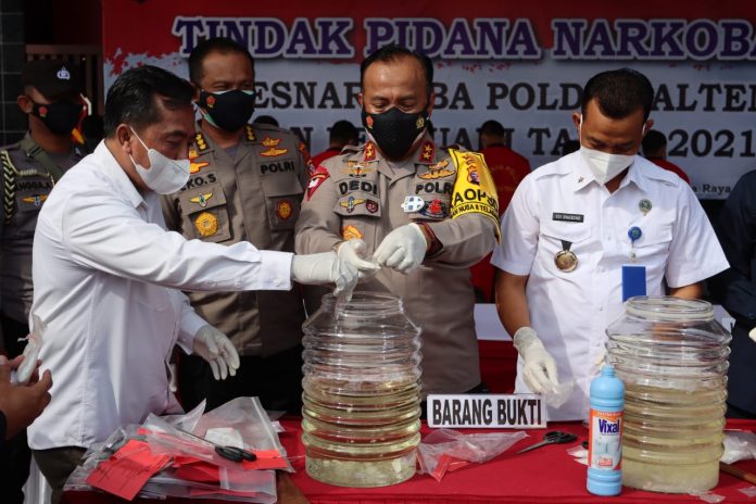 Kapolda Kalteng Irjen Dedi Prasetyo bersama Kepala BNNP Kalteng Drs. Wdi Swasono, M.M., Kabinda Kalteng Brigjen Pol. Drs. Slamet Urip Widodo, Kepala BPOM beserta unsur terkait lainnya, Kamis (25/2/2021). Foto : Tbn