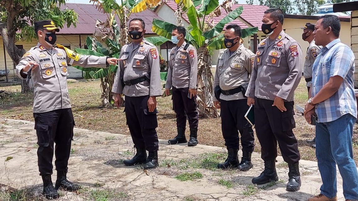 Kapolres Seruyan AKBP Bayu Wicaksono, S.H., S.I.K., M.Si didampingi beberapa pejabat utama Polres Seruyan melaksanakan pengecekan lahan di lingkungan Polsek Seruyan Hilir, tepatnya di depan Kantor PLN Kuala Pembuang Kabupaten Seruyan, Provinsi Kalteng, Kamis (25/2/2021). Foto : Tbn