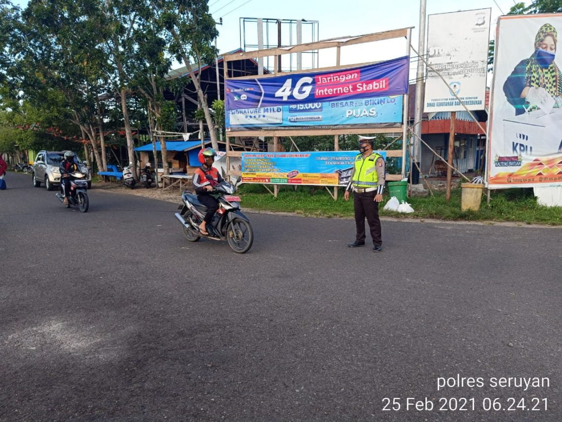 Personil Sat Lantas Polres Seruyan mengatur lalu lintas di pagi hari di Kuala Pembuang, Kamis (25/2/2021). Foto : Tbn