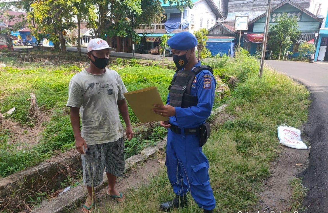 Sat Polairud Polres Seruyan Polda Kalteng melaksanakan sosialisasi dan himbauan kepada masyarakat Pesisir DAS Seruyan. Kali ini himbauan dan sosialisasi karhutla dilaksanakan di Pesisir DAS Seruyan Kec. Seruyan Hilir Kab. Seruyan, Kamis (25/02/2021) pagi. Foto : Tbn