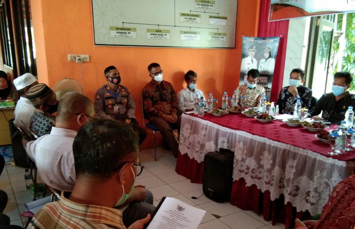 Kapolsek Seruyan Tengah mengikuti acara Sosialisasi uji publik Raperda (inisiatif) pedoman perizinan perkebunan berkelanjutan serta raperda tanggung jawab sosial dan lingkungan perusahaan (TJSLP) di Aula Kantor Kecamatan Batu Ampar Kamis (25/2/2021) pagi. Foto : Tbn