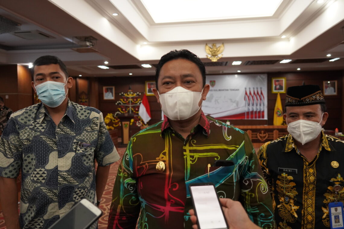 Wagub Kalteng H. Edy Pratowo bersama Dr. Baini, S.P., M.AP Kabag kebijakan Perekonomian dan Agus dwi martono JFT pengawas perdagangan