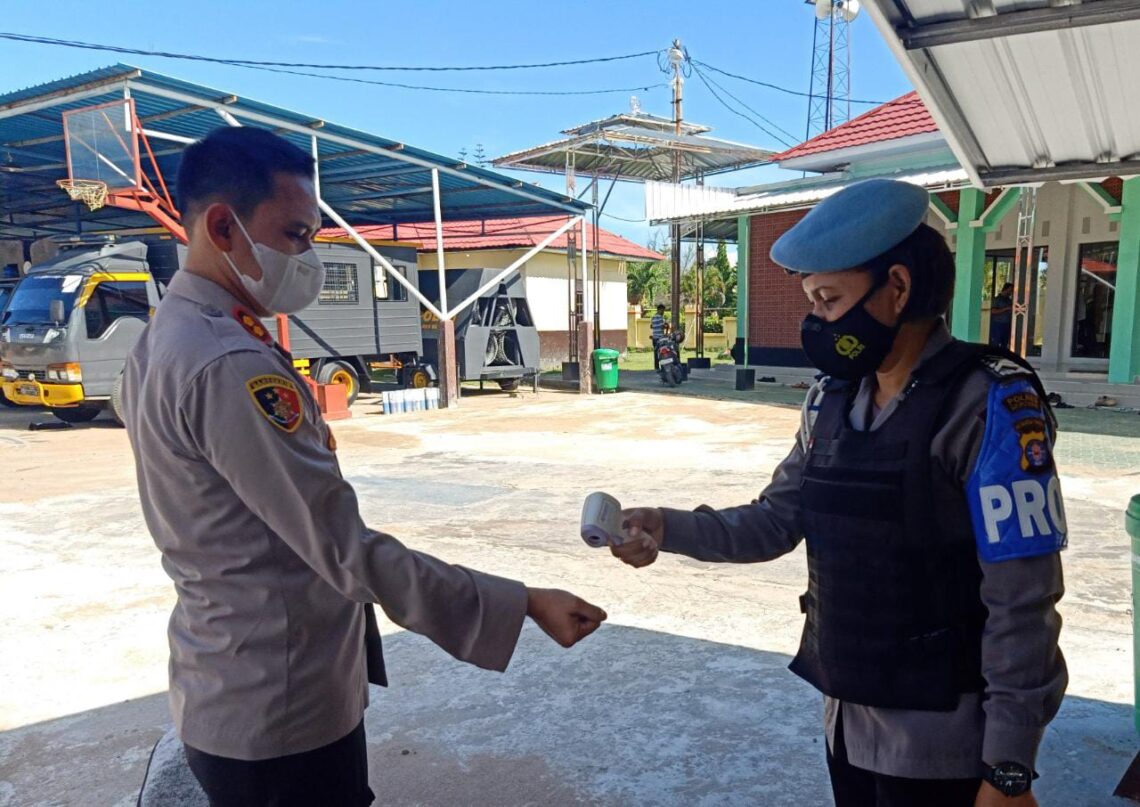 Personil Sipropam Polres Seruyan melaksanakan pemeriksaan suhu badan terhadap Personel, termasuk Kapolres Seruyan AKBP Bayu Wicaksono, maupun masyarakat yang memasuki area Kantor, Kamis (25/03/2021). Foto : Tbn