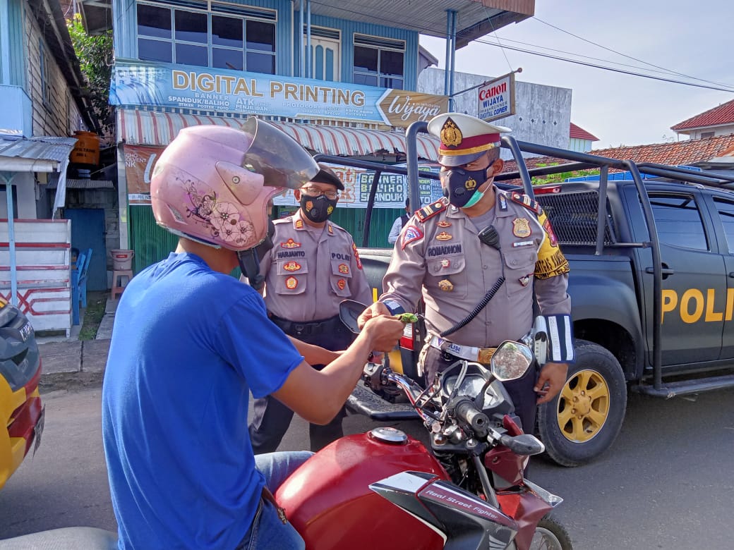 Sat Lantas Polres Seruyan jajaran Polda Kalteng, melaksanakan Pendisiplinan dan Sosialisasi Pencegahan dalam kota Kuala Pembuang, Kabupaten Seruyan, Provinsi Kalteng, Kamis (25/3/2021). Foto : Tbn