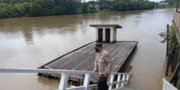 Polsek Seruyan Tengah Cek Debet Air di Sungai Seruyan Kelurahan Rantau Pulut