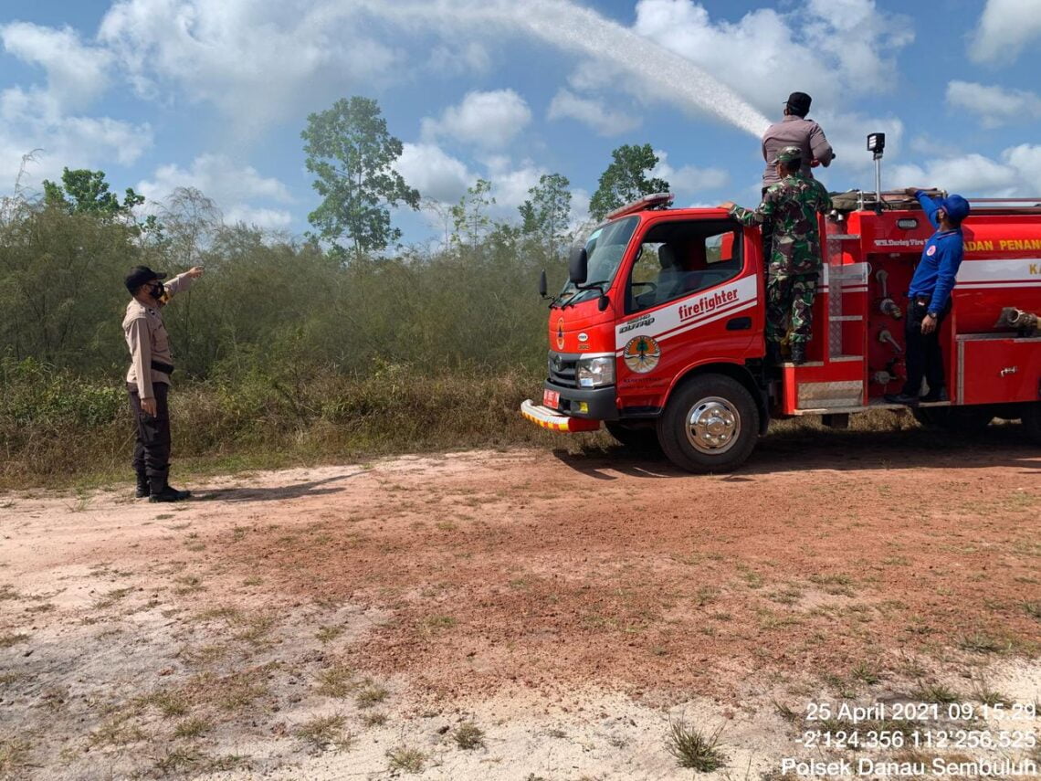 Anggota Polsek Hanau bersama Tim Gabungan melakukan pendinginan di sekitar lahan kosong yang mudah terbakar, Minggu (25/04/2021) siang. Foto : Tbn