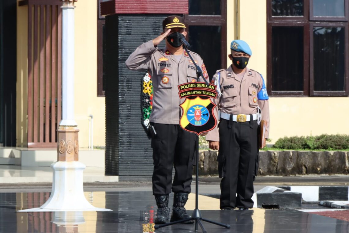 Kapolres Seruyan AKBP Gatot Istanto, S.I.K. melalui Waka Polres Seruyan Kompol Yosep Thomas Tortet S.I.K., S.Hut saat memimpin pelaksanakan apel pagi di Mapolres Seruyan yang dihadiri seluruh Perwira, Bintara, Senin (25/04/2022) pagi.
