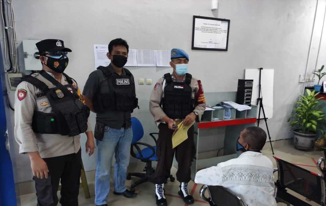 Anggota Polsek Seruyan Hilir melakukan pengamanan serta mengatur masyarakat yang hendak mengambil dana bantuan BPUM, Selasa (25/05/2021) pagi. Foto : Tbn