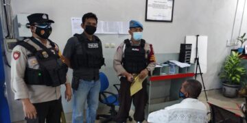 Anggota Polsek Seruyan Hilir Amankan Penyaluran Dana BPUM