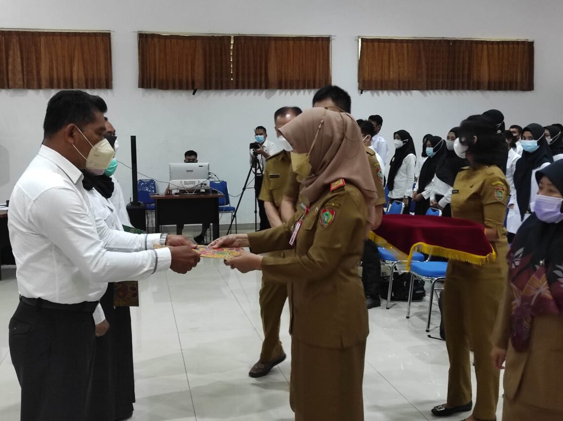 Bertempat di aula kantor Badan Kepegawaian Daerah (BKD) Prov. Kalteng, berlangsung acara Penyerahan SK CPNS dan SK PPPK Jabatan Fungsional (Jafung) Guru Tahap I dan II secara simbolis kepada Perwakilan CPNS & PPPK Jafung Guru, dilanjutkan dengan Penyematan PIN Korpri oleh Kepala BKD Prov. Kalteng, Senin (25/4/2022). Foto : Ist