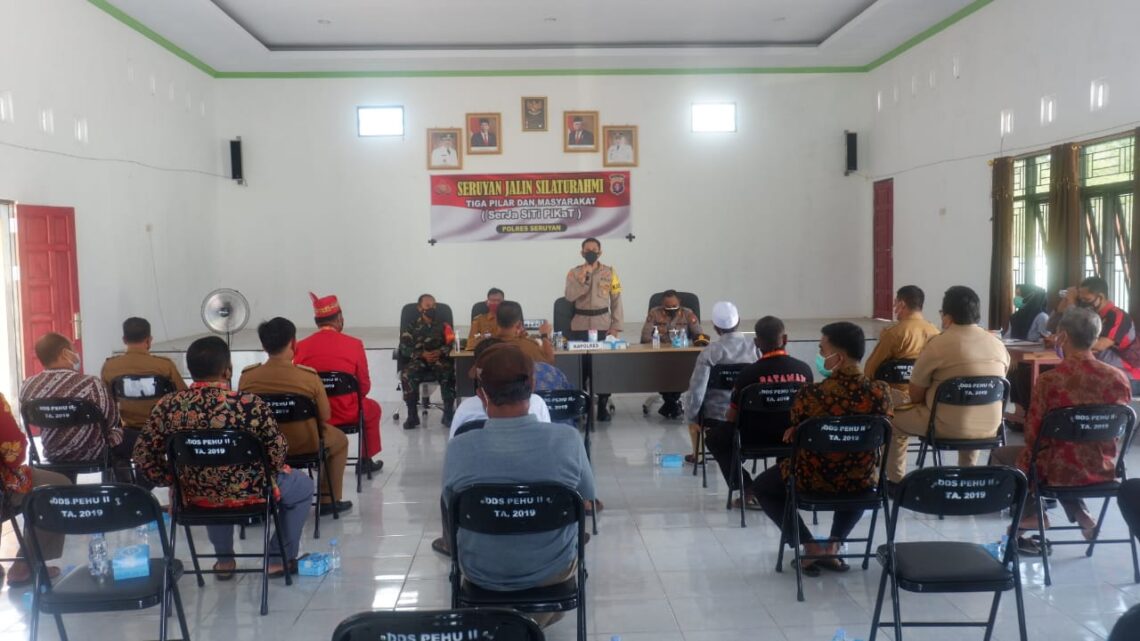 Kapolres Seruyan AKBP Bayu Wicaksono, S.H., S.I.K., M.Si menyambangi masyarakat Kecamatan Hanau untuk menjalin silaturahmi dan komunikasi di Aula Desa Pembuang Hulu II Kecamatan Hanau Kabupaten Seruyan Provinsi kalteng, Selasa (25/5/2021) pagi. Foto : Tbn