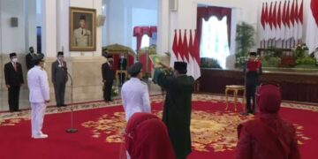 Presiden Jokowi Lantik H Sugianto Sabran dan H. Edy Pratowo di Istana Negara