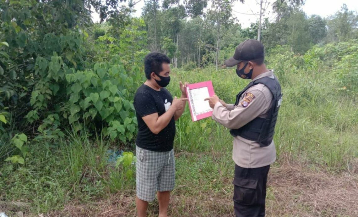 Tidak henti-hentinya Personel Polres Seruyan melaksanakan sosialisasi Maklumat Kapolda Kalteng tentang larangan membakar hutan dan lahan, Selasa (25/05/2021). Foto : Tbn