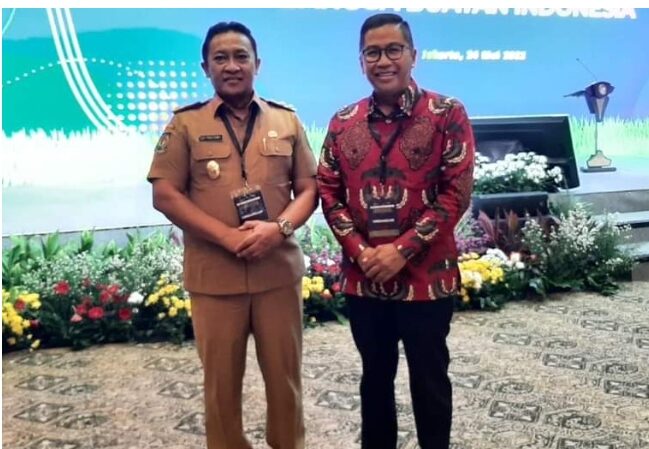 Wakil Gubernur Kalteng H. Edy Pratowo didampingi Asisten Perekonomian dan Pembangunan Leonard S. Ampung saat mengikuti Pengarahan Presiden RI Joko Widodo terkait Gerakan Nasional Bangga Buatan Indonesia.