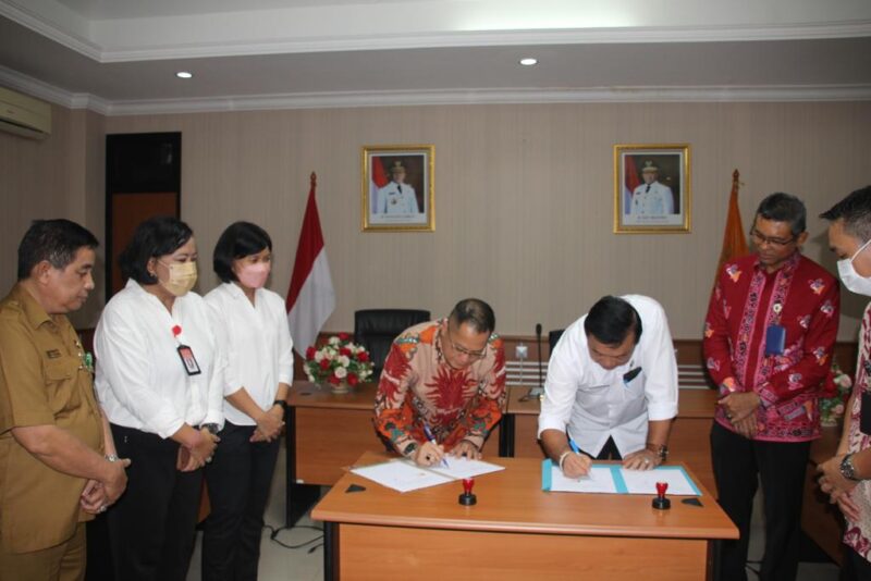 Plt. Kepala Dinas Pemberdayaan Masyarakat Desa Prov. Kalteng Aryawan bersama Kepala Dinas Pemberdayaan Masyarakat, Desa, Kependudukan dan Pencatatan Sipil Prov. Bali Putu Anom Agustina saat menandatangani Perjanjian Kerja Sama Pembangunan dan Pengembangan Potensi Daerah. Foto : mmc