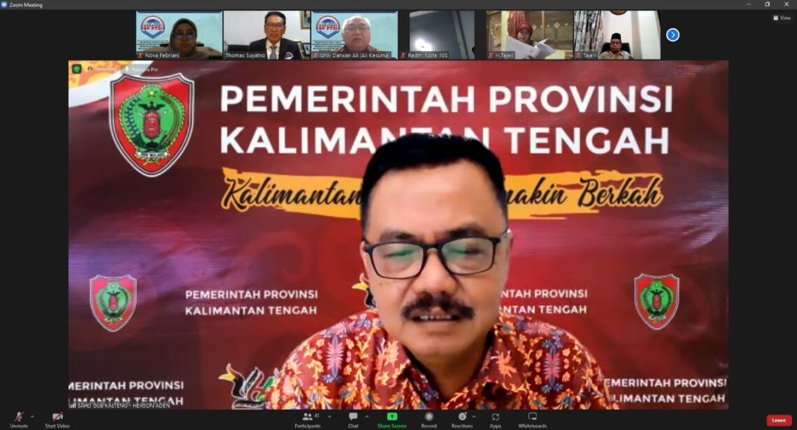 Staf Ahli Gubernur Kalimantan Tengah Bidang Pemerintahan, Hukum dan Politik, Herson B. Aden saat memberikan sambutan. Foto : mmc