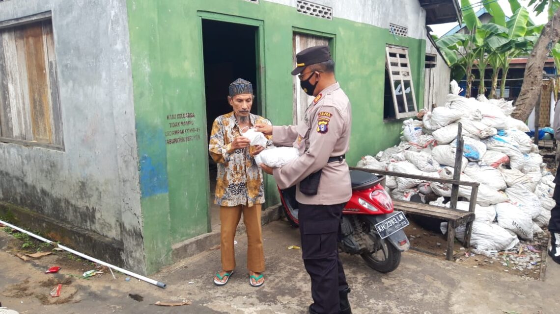 Kasat Samapta AKP Harjanto membagikan masker dan memberi himbauan patuhi protokol kesehatan di warung makan dan pemukiman warga yang berada di Kota Kuala Pembuang dan sekitarnya, Jumat (25/06/2021). Foto : Tbn