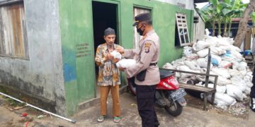 Kasat Samapta Polres Seruyan Bagikan Masker ke Warga