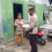 Kasat Samapta Polres Seruyan Bagikan Masker ke Warga
