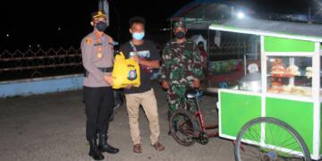 Kapolres Seruyan Bagikan Bansos dan Beli Dagangan Warga Terdampak PPKM