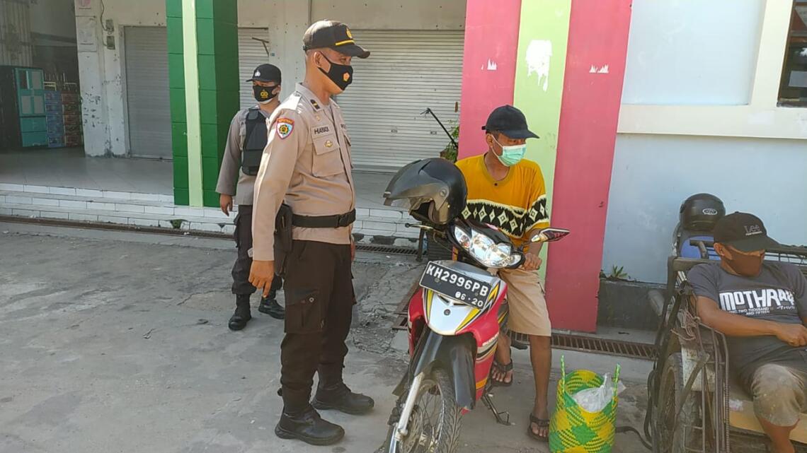 Sinergitas dan kekompakkan anggota Polri serta Sat Pol PP di Kabupaten Seruyan Provinsi Kalimantan Tengah terus ditunjukkan dalam berbagai kesempatan, Minggu (25/07/2021). Foto : Tbn