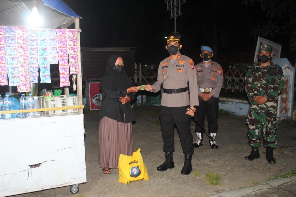 Antisipasi lonjakan peningkatan penyebaran Covid-19 di Kabupaten Seruyan, Polres Seruyan menggelar patroli gabungan skala besar TNI-Polri. Foto : Tbn