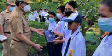 Tablet Komputer Media BDR Diserahkan Kadisdik Kapuas   