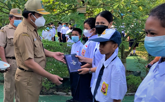 Kadisdik Kabupaten Kapuas Dr. H. Suwarno Muriyat menjadi Pembina Upacara dan menyerahkan puluhan tablet komputer bantuan dari Kemdikbudristek sebagai media belajar dari rumah (BDR) kepada pendidik dan peserta didik SMPN 1 Basarang, Senin (26/7/2021) pagi. Foto : hmskmf