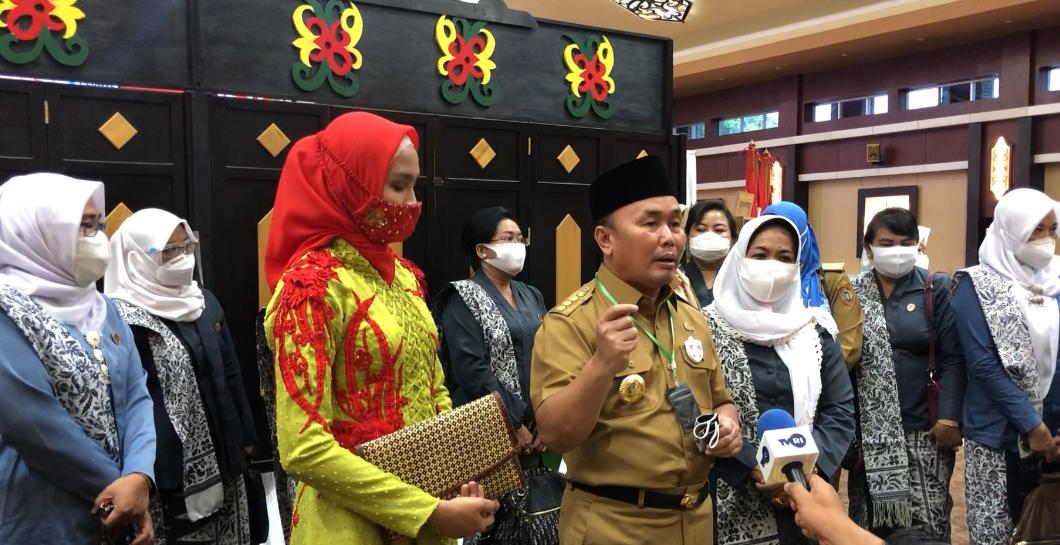 Gubernur Kalteng H Sugianto Sabran dan Istri saat menghadiri acara pelantikan pengurus IBI Kalteng, Selasa (25/8/2020). Foto : Ist