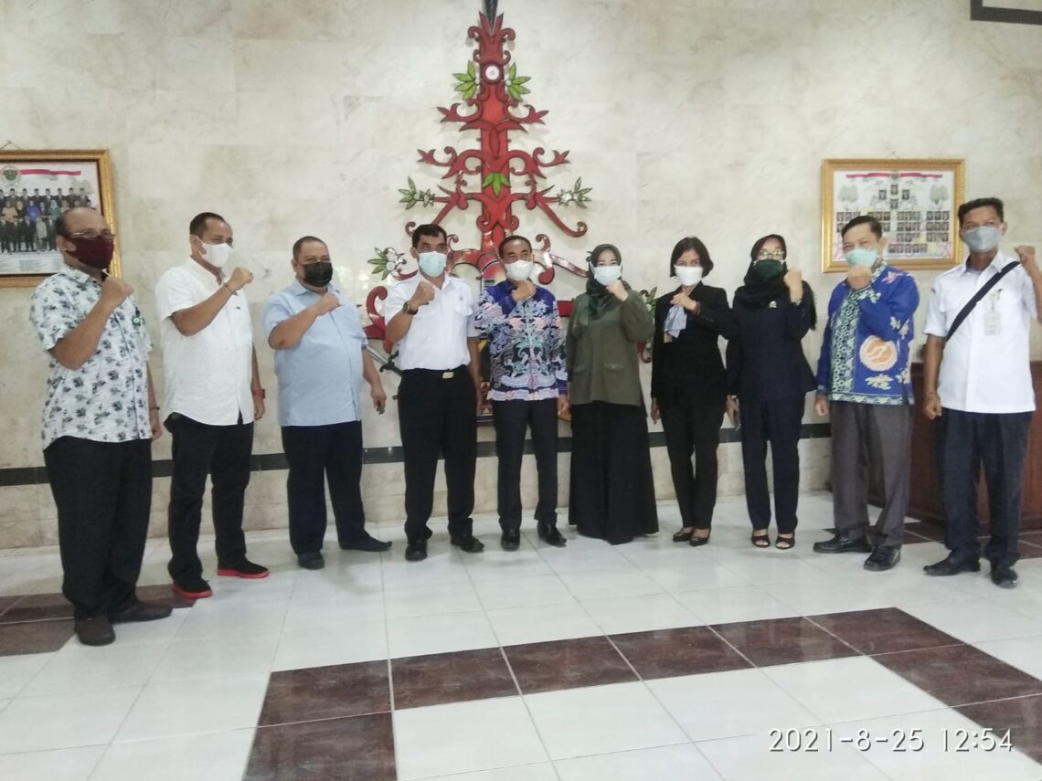 Plt. Sekwan Kapuas Yanabut menerima rombongan dipimpin okeh Ketua DPRD Kabupaten Katingan Marwan Susanto dan jajaran Komisi I DPRD Kabupaten Katingan, Rabu (25/8/2021). Foto : Lg