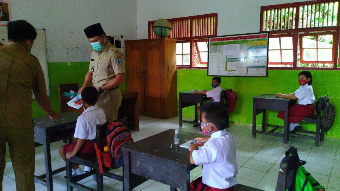 Bupati Lamandau H Hendra Lesmana meninjau penerapan sekolah tatap muka di daerah setempat. Foto : By