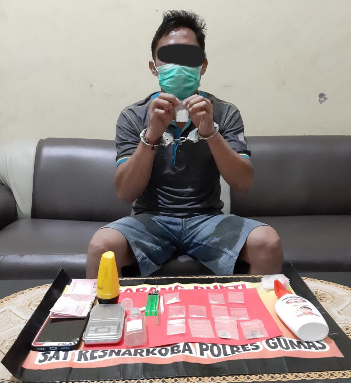 Pelaku JB Bin IA (41) yang merupakan honorer damkar di Tewah Gumas bersama barang bukti. Foto : Bid Humas Polda Kalteng.