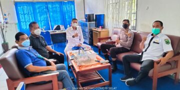 Setelah dilantik menjadi Camat Selat, Yaya Setiabudi, langsung menggelar rapat koordinasi bersama unsur terkait Pemerintah Kecamatan. Foto : Lg